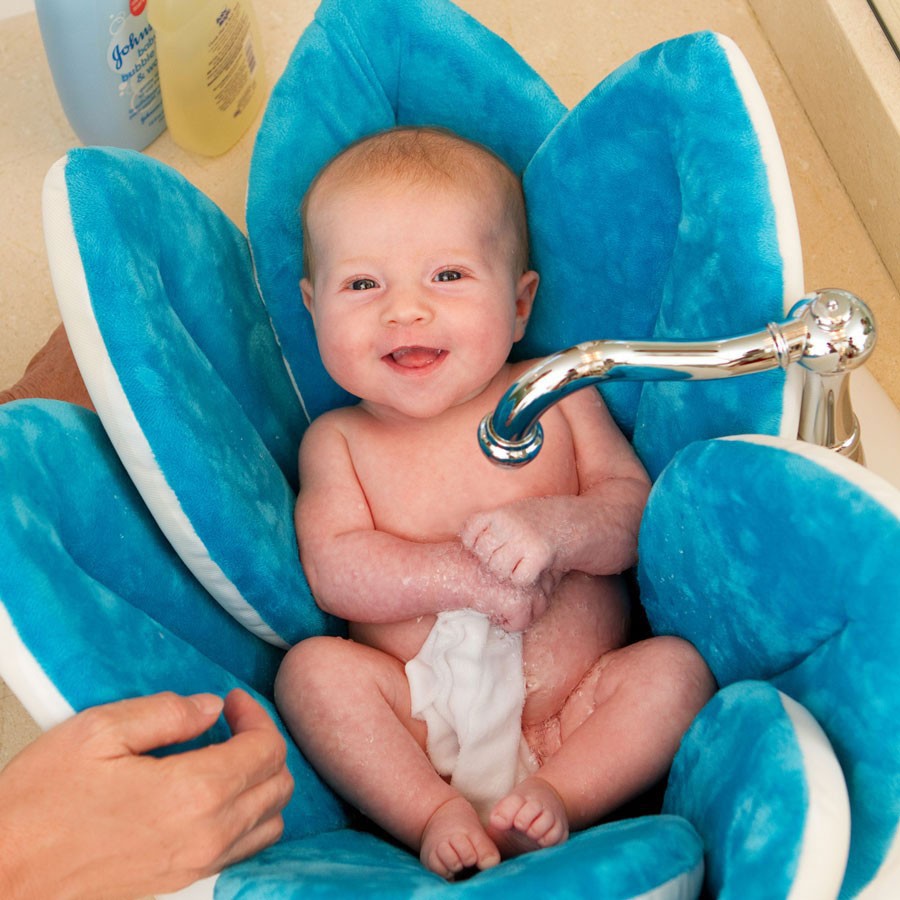 blooming-bath-baby-bath-turqouise-in-sink-baby-closeup