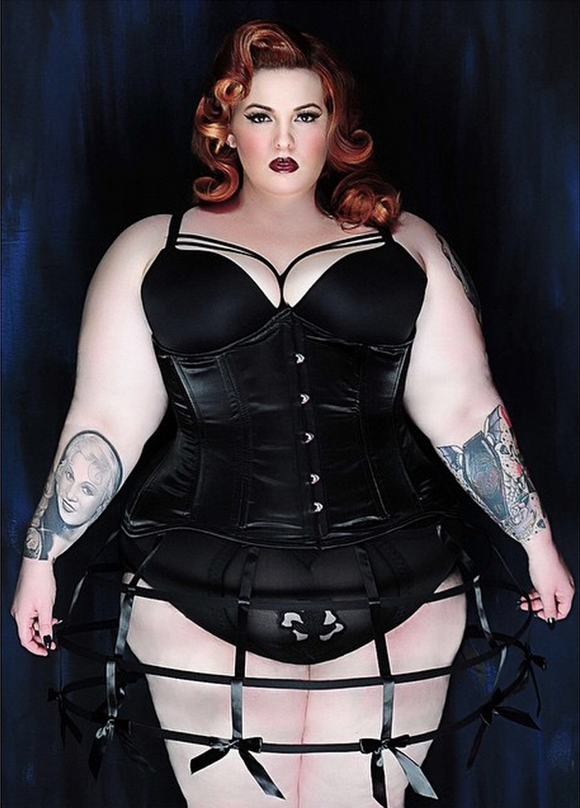 13-stunning-tess-holliday-looks-to-prove-plus-size-is-sexy-gothic-victorian