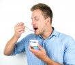 chico comiendo yogurt