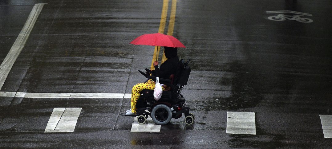 Protegerse de la lluvia si vas en silla de ruedas