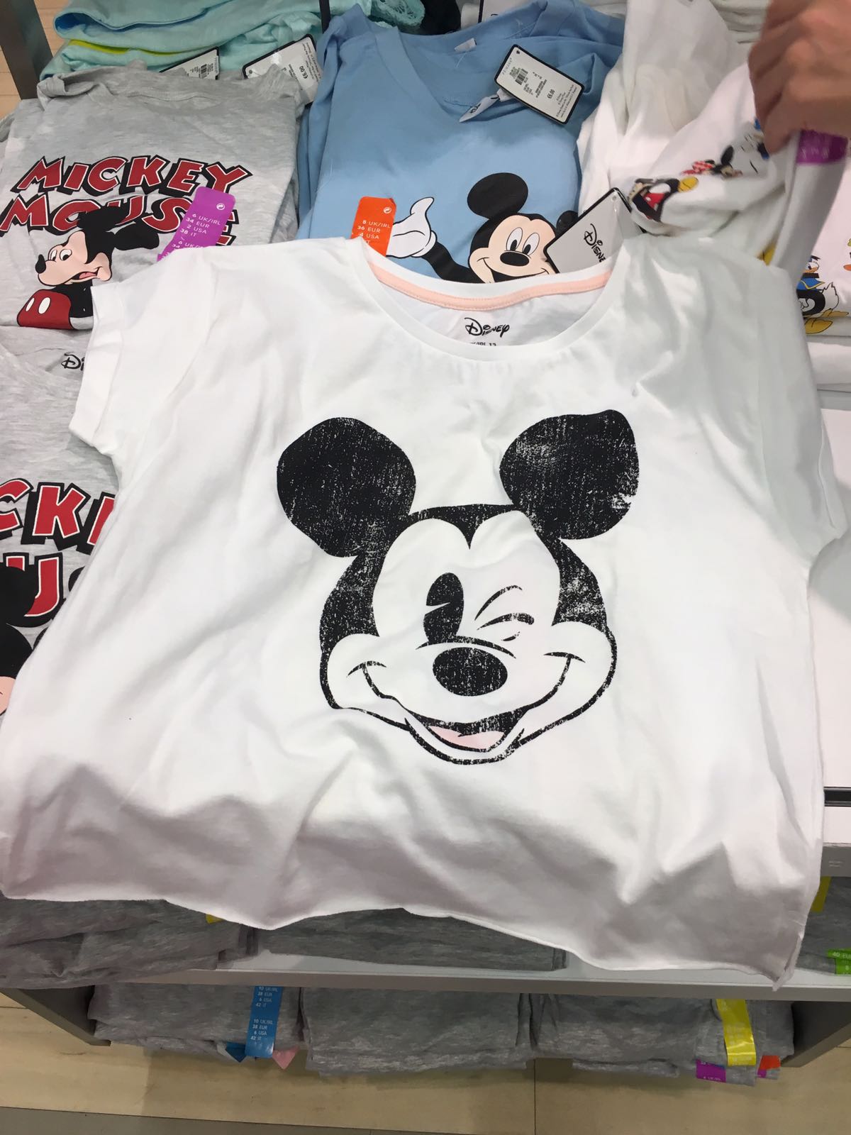 revista étnico sabiduría Primark conquista a los fans de Mickey con sus camisetas