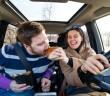 pareja comiendo en el coche