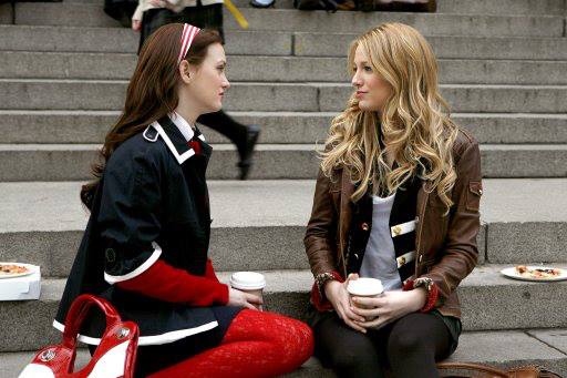 mejores amigas hablando en las escaleras