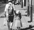 padre e hija paseo