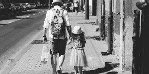 padre e hija paseo