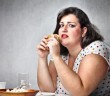gorda comiendo en público