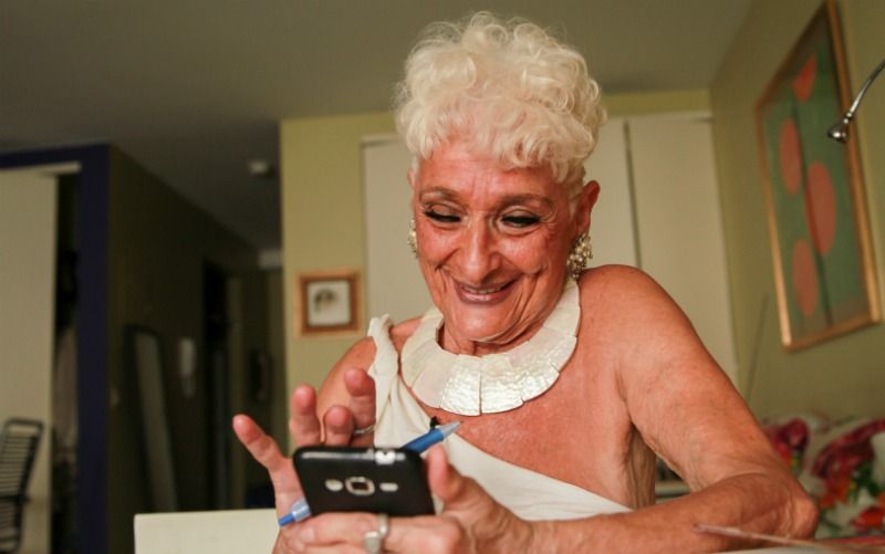 Señora de 83 años  liga en Tinder más que tú.