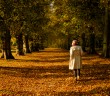 mujer paseando en otoño