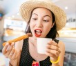 chica comiendo churro
