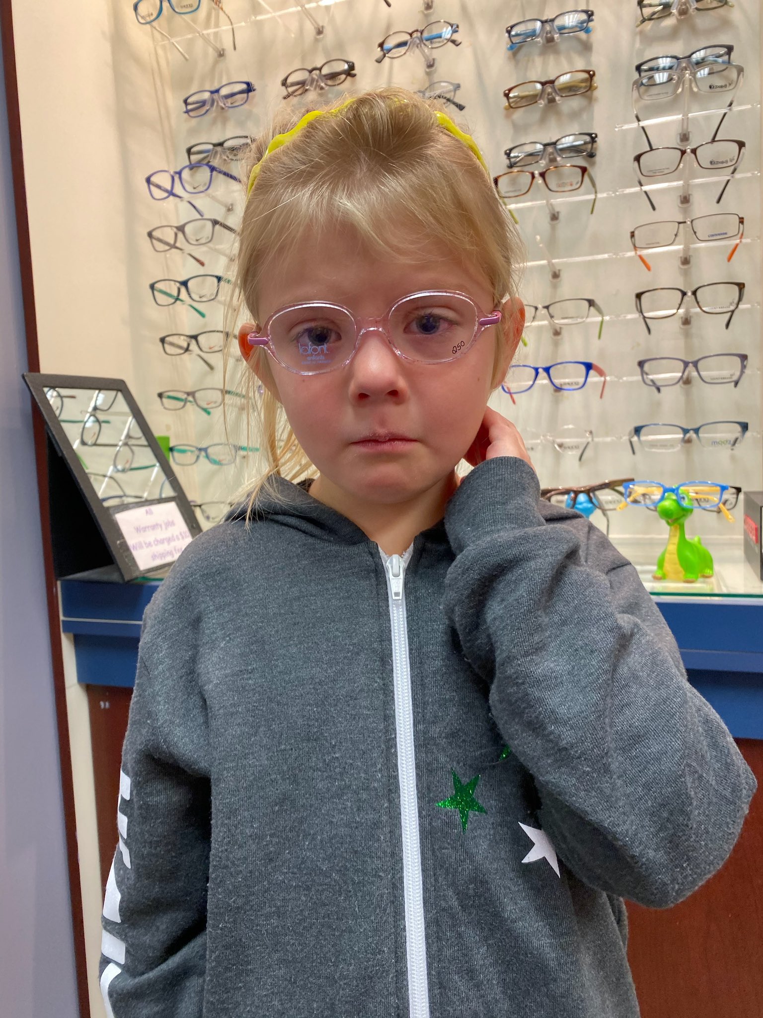 La niña llora por llevar gafas y importancia de la en las niñas - WeLoverSize.com