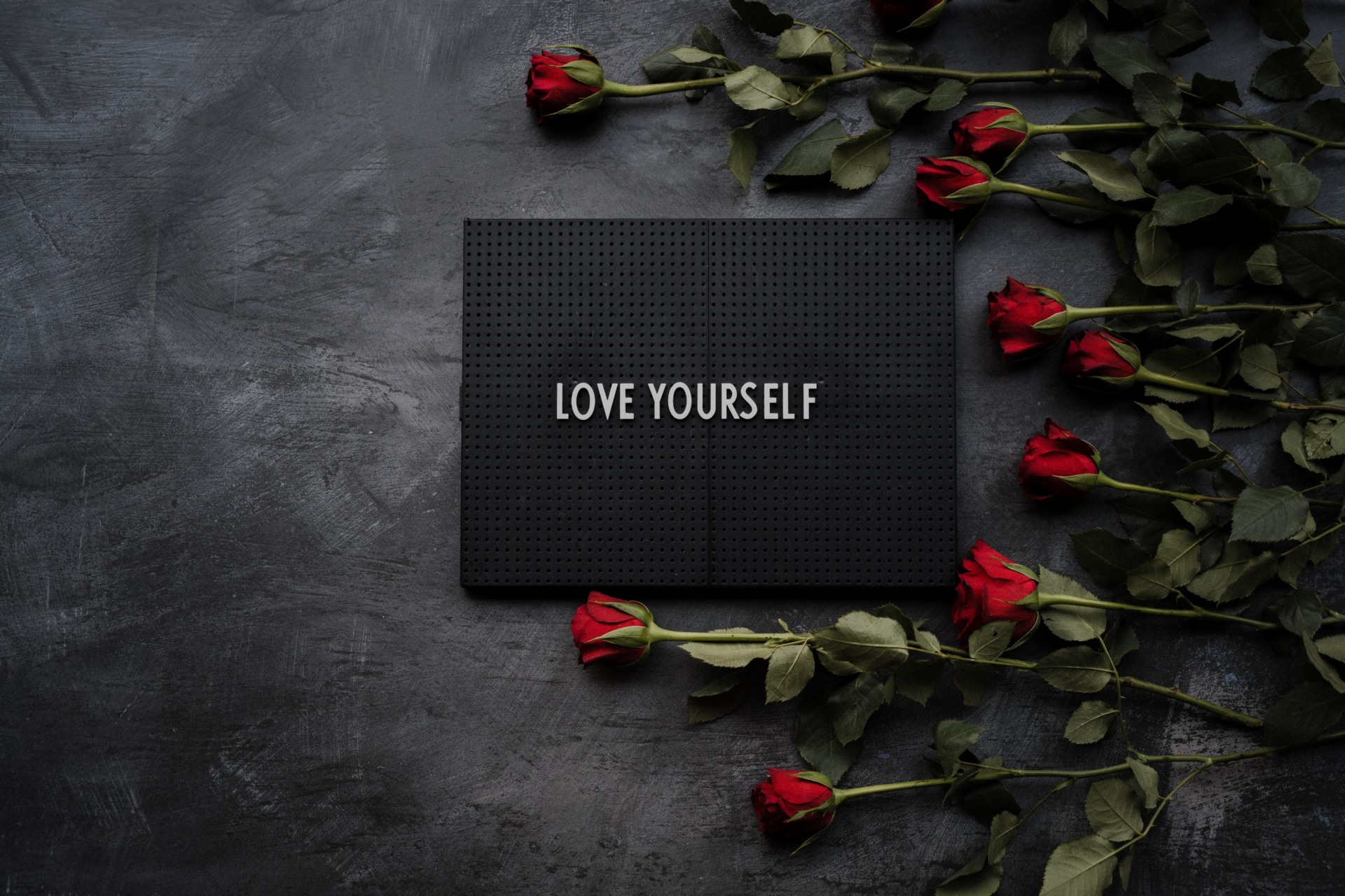 cartel en negro con el mensaje love yourself