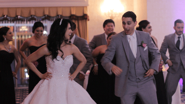 Pareja bailando en la boda