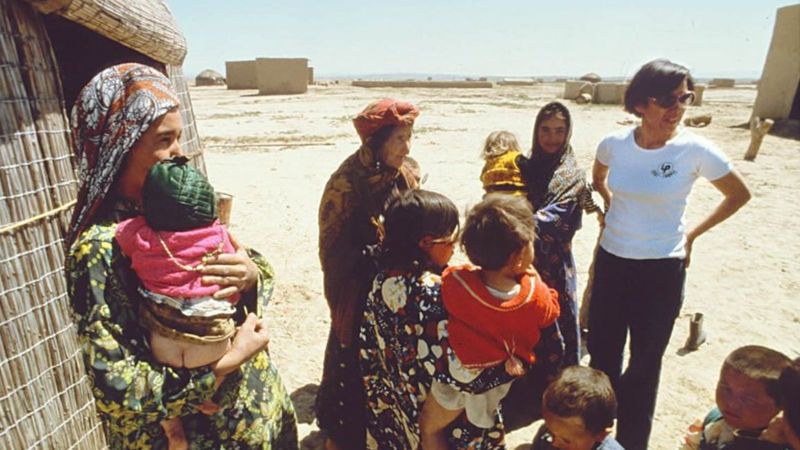 Nubia en el desierto de Irán, con algunas mujeres de la zona, en una de sus investigaciones