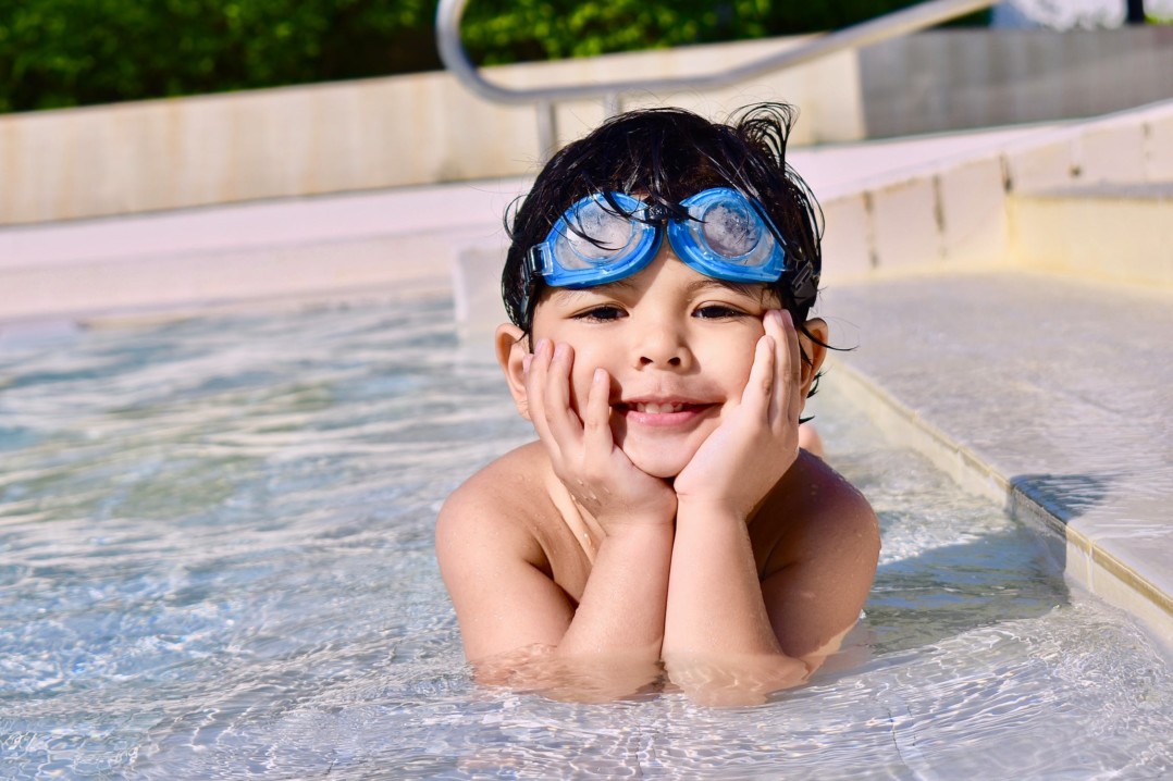 Dramamá: mi hijo se cagó en la piscina y ahora soy una mala madre