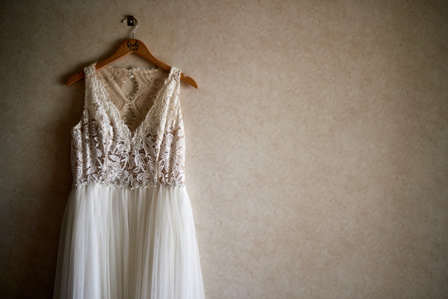 Vestido de novia en una percha sobre fondo neutro