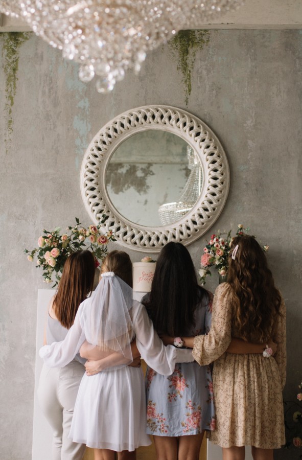Amigas acompa&ntilde;ando a la novia y abraz&aacute;ndose