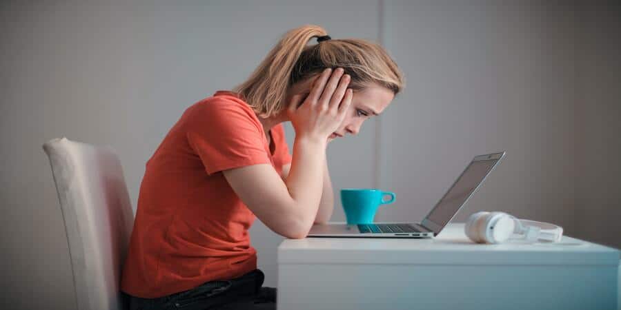Mujer triste frente al ordenador