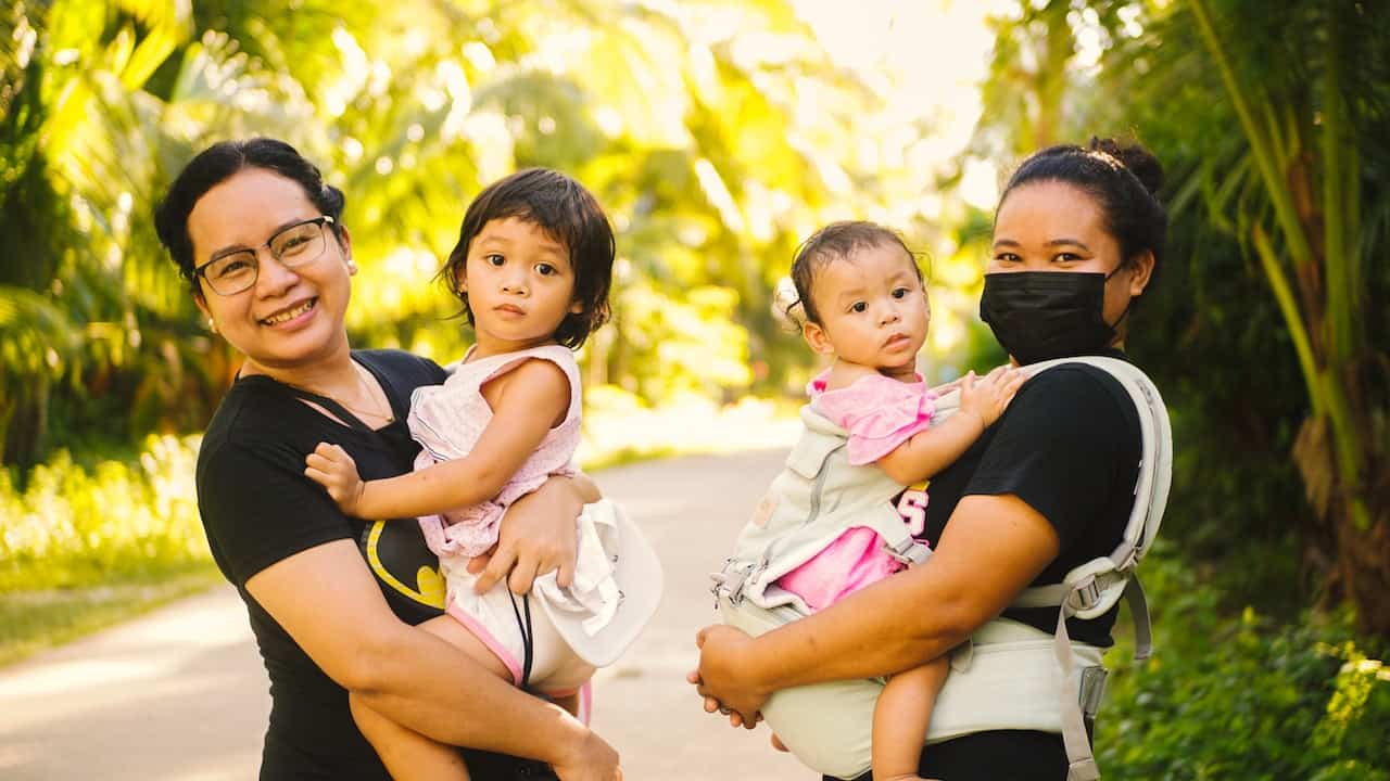 Criamos juntas a dos ni&ntilde;as que se han visto solo una vez