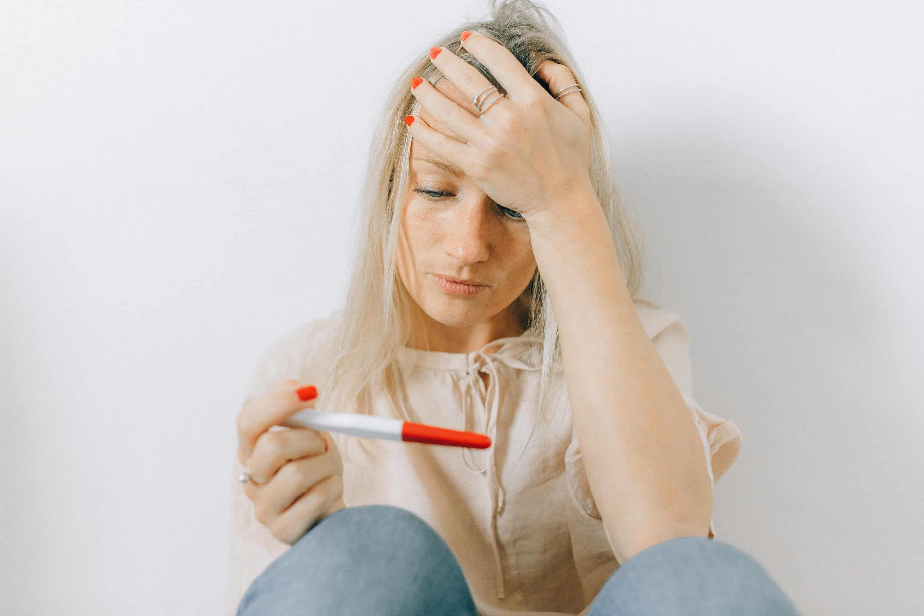 Tipos de madres reaccionando a un test de embarazo positivo