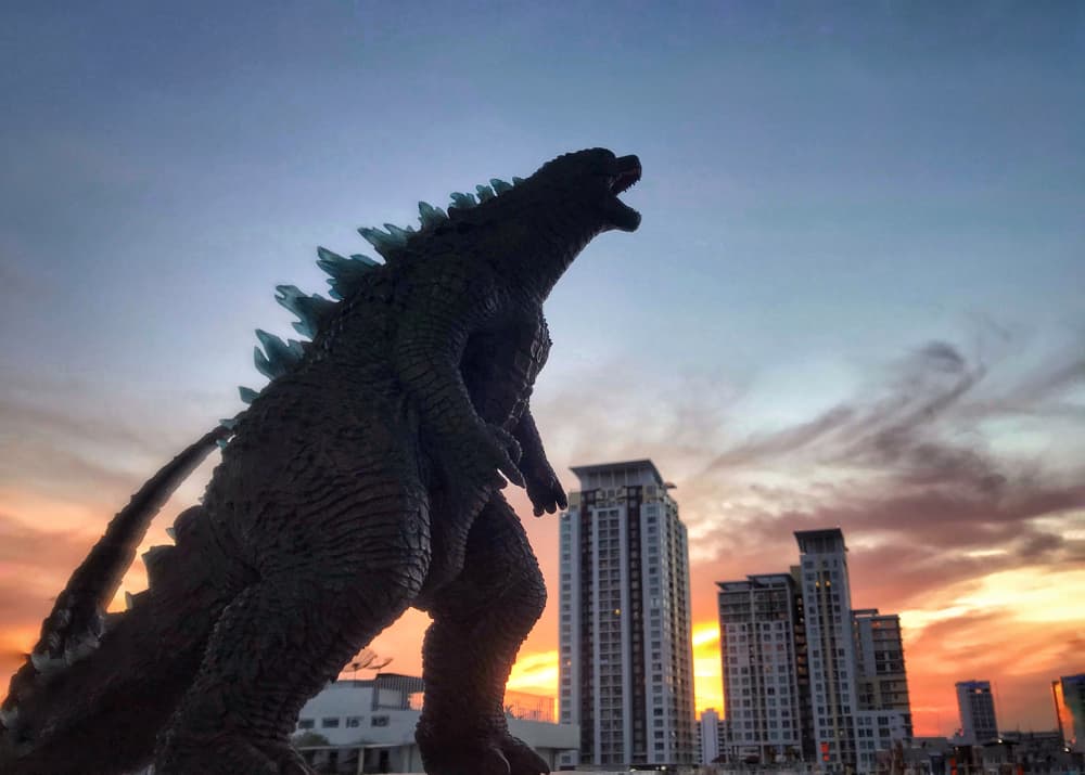 Follodrama: el mismísimo Godzilla entre las piernas