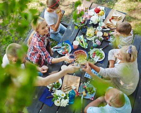 Un grupo de amigos come durante un pícnic compartido