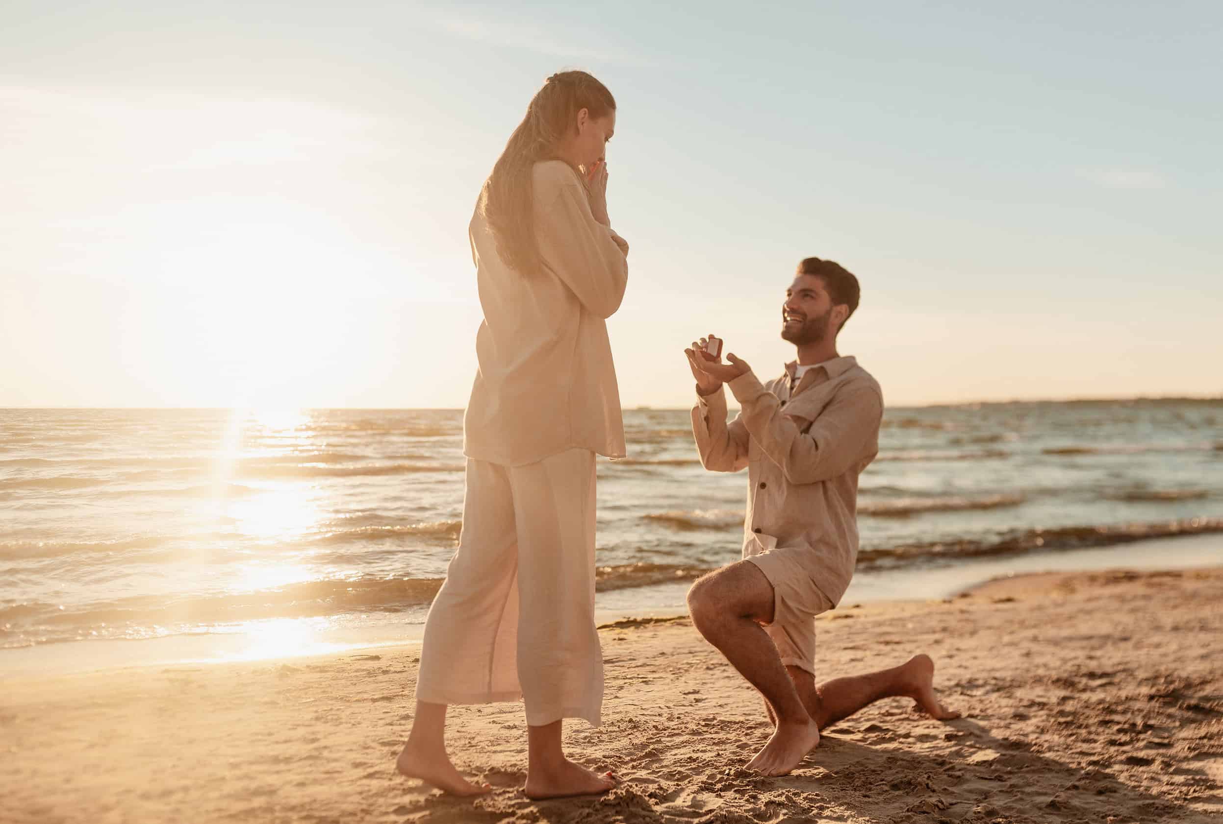 Ayudo a un amigo a prepararle una pedida sorpresa a su novia