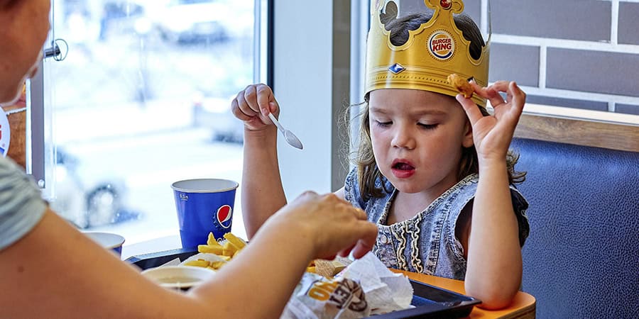 La mam&aacute; que no le pide men&uacute; del burger a su hija y luego se come lo de los dem&aacute;s