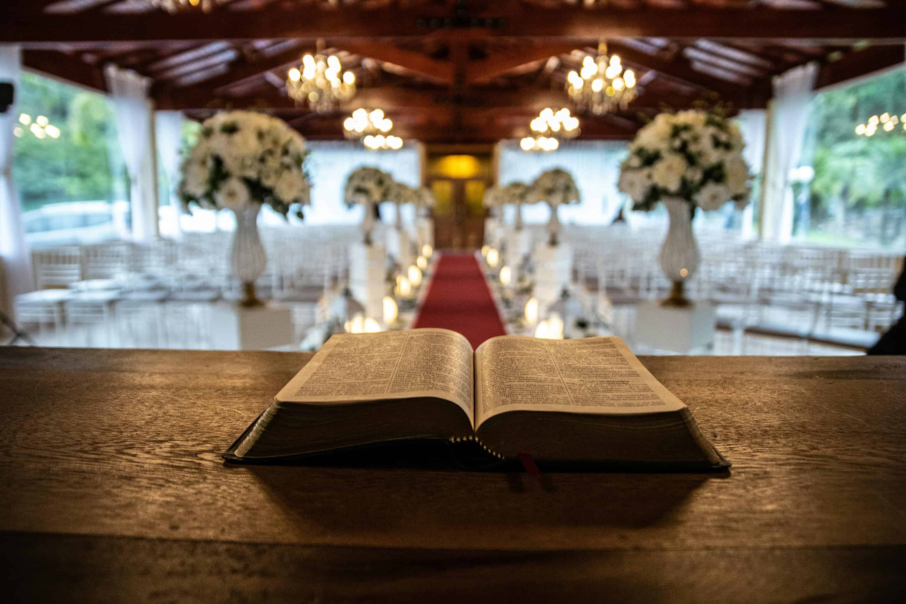 La madrastra de mi marido vino a mi boda para arruinarla