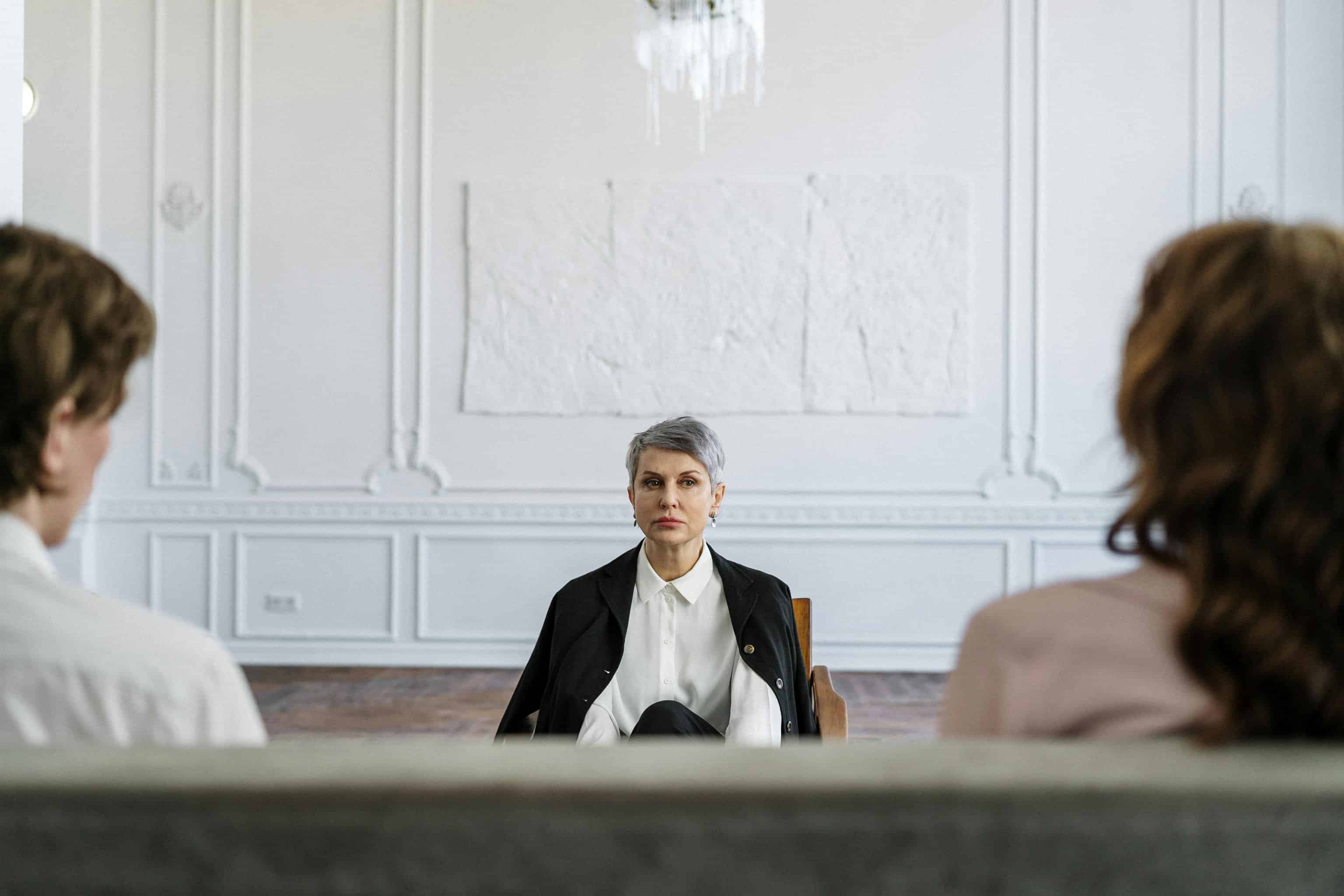 La abuela de mi hijo lo castiga a oscuras con ir a pensar