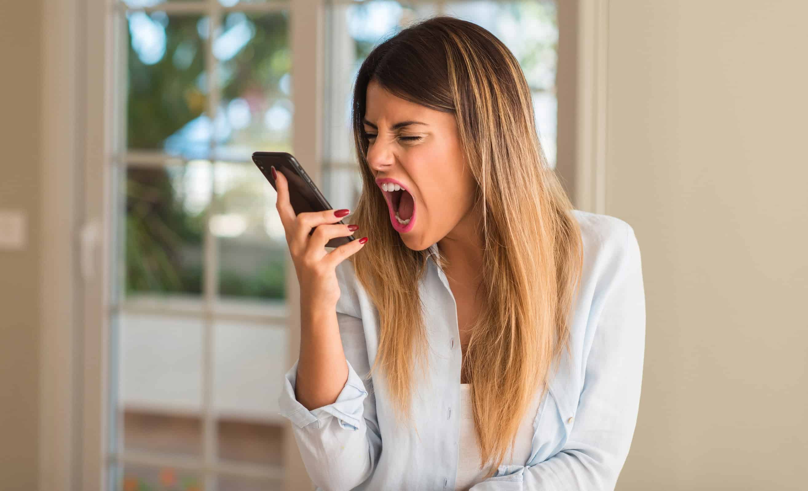 Prefiere solucionar todo a la espalda o por WhatsApp. Una mujer siempre en conflicto.
