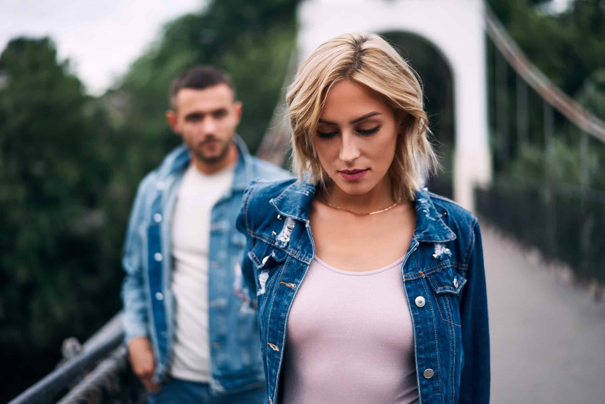 No es un bruto encantador, es un machista disfrazado de amor