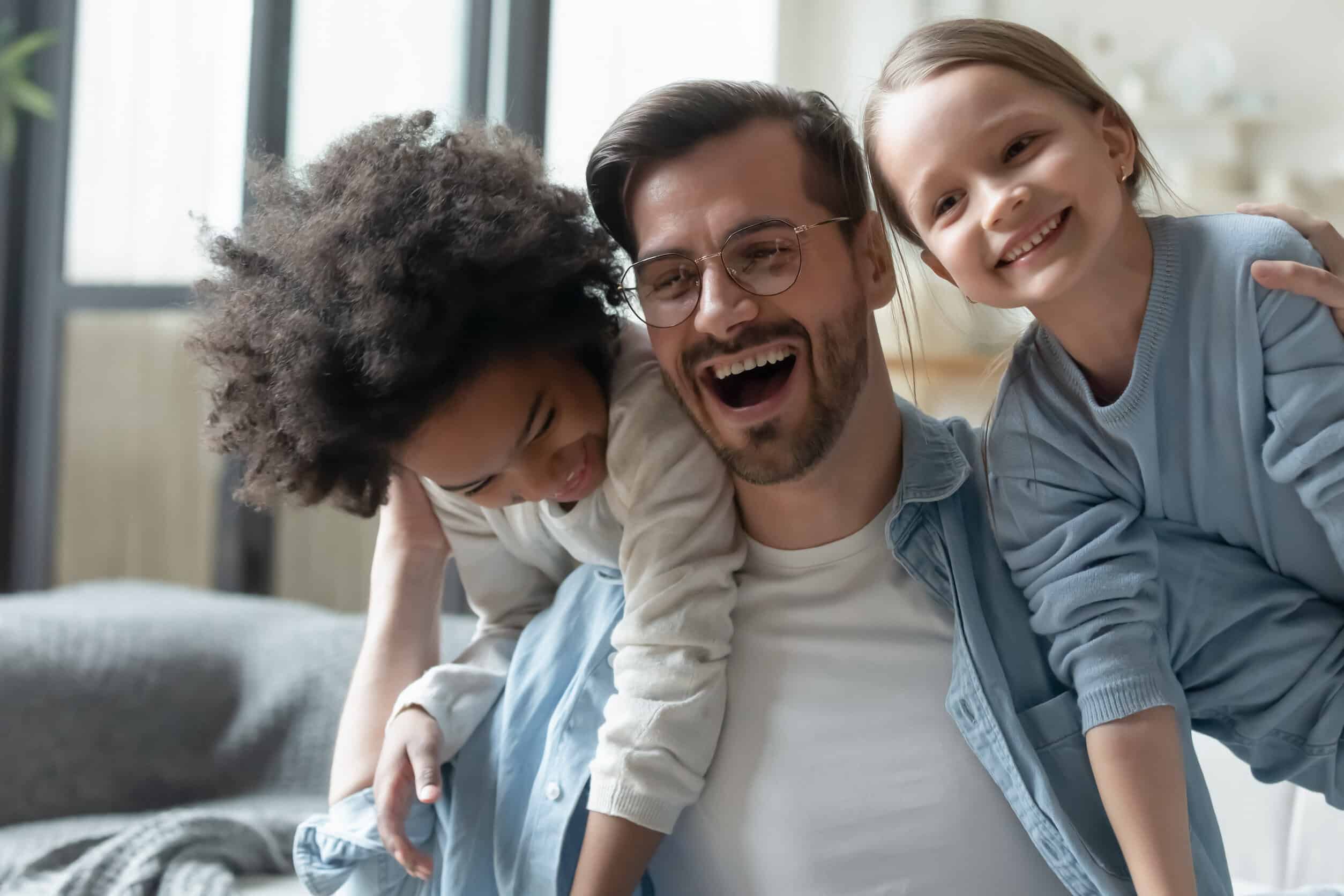 Pap&aacute;s que presumen de conexi&oacute;n con sus hijos mientras critican a las madres que lo hacen todo