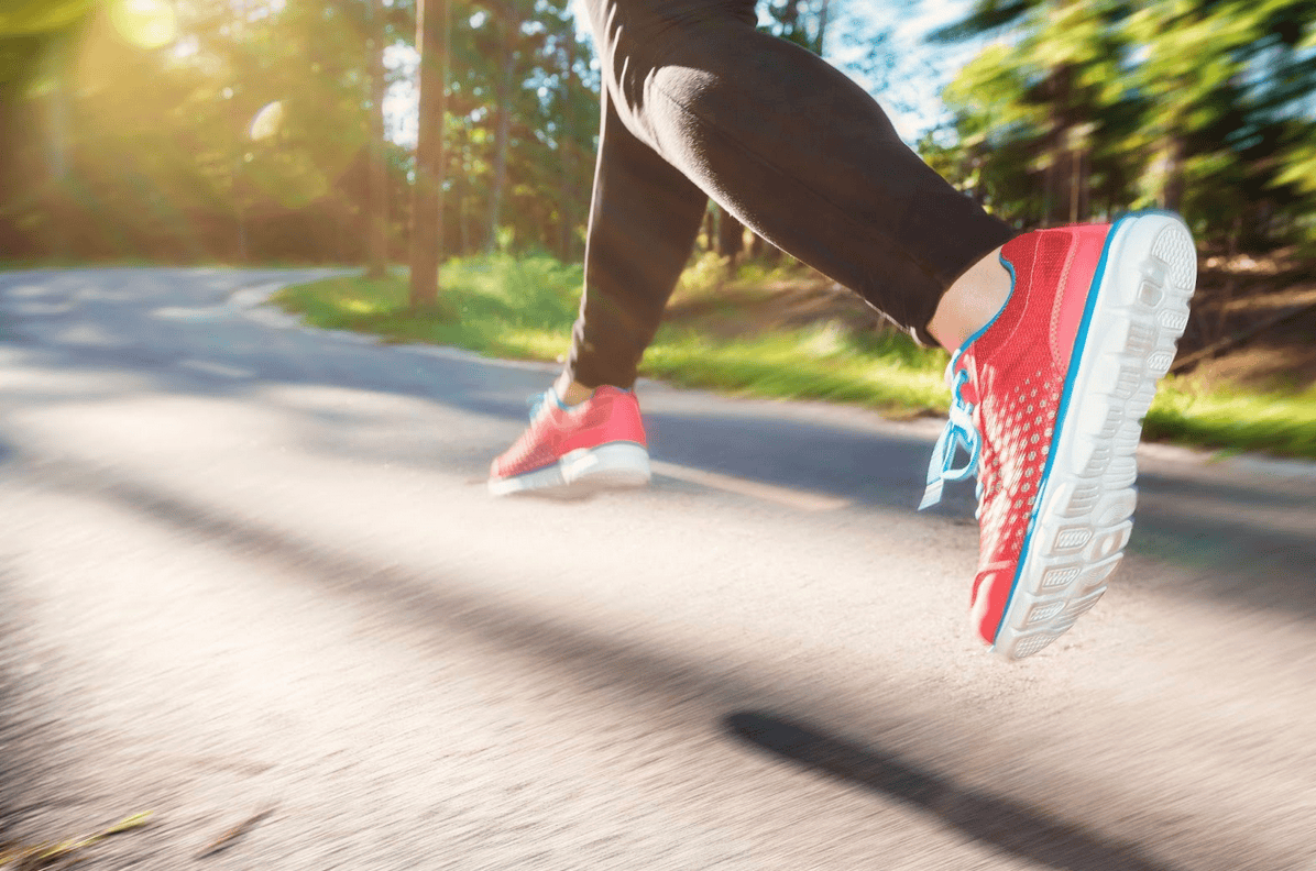 Mejores tenis para correr de mujer: gu&iacute;a de soporte y dise&ntilde;o