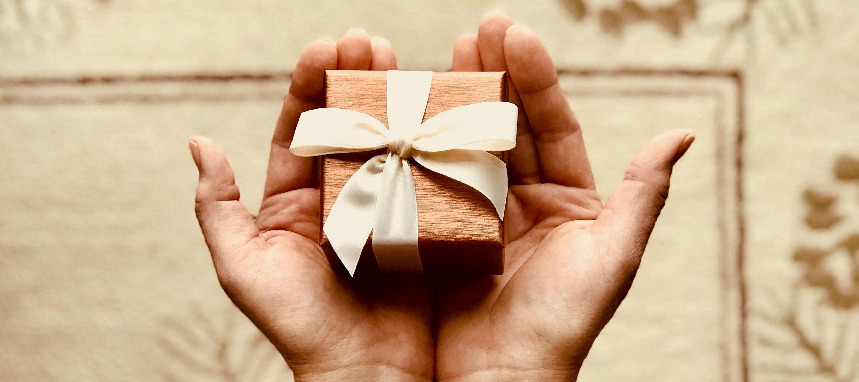Mi ex apareci&oacute; en mi boda con un regalo que todav&iacute;a no s&eacute; c&oacute;mo interpretar