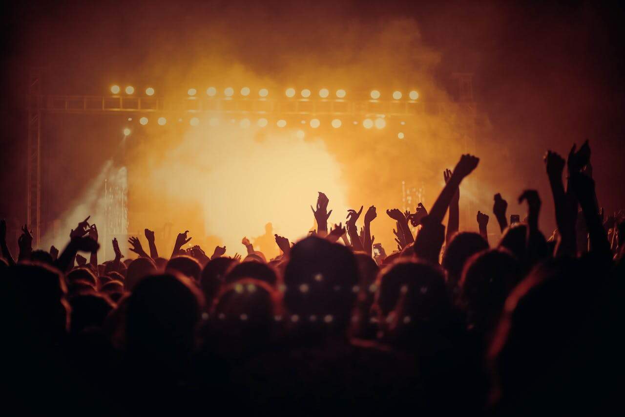 Me invita a ir de concierto con &eacute;l, pero su mujer no me soporta