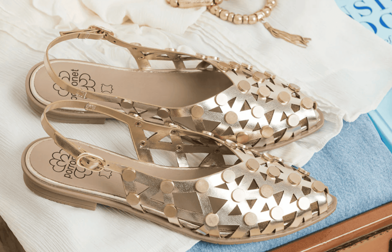 Sandalias doradas y sandalias con cu&ntilde;a: las dos tendencias de calzado que arrasan este verano